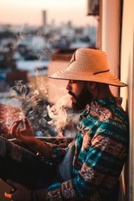 Smoking introduces numerous harmful substances into the lungs.(Image via Pexels)